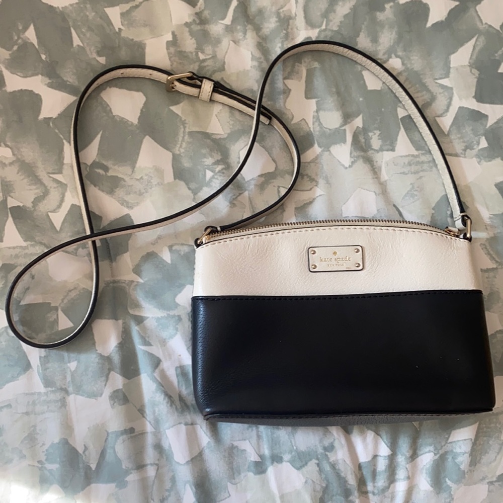 Kate spade crossbody, medium size